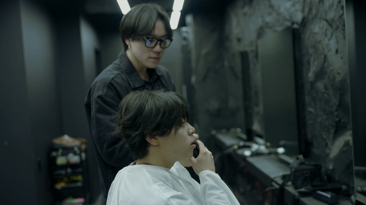 美容室でのヘアセット解説の様子